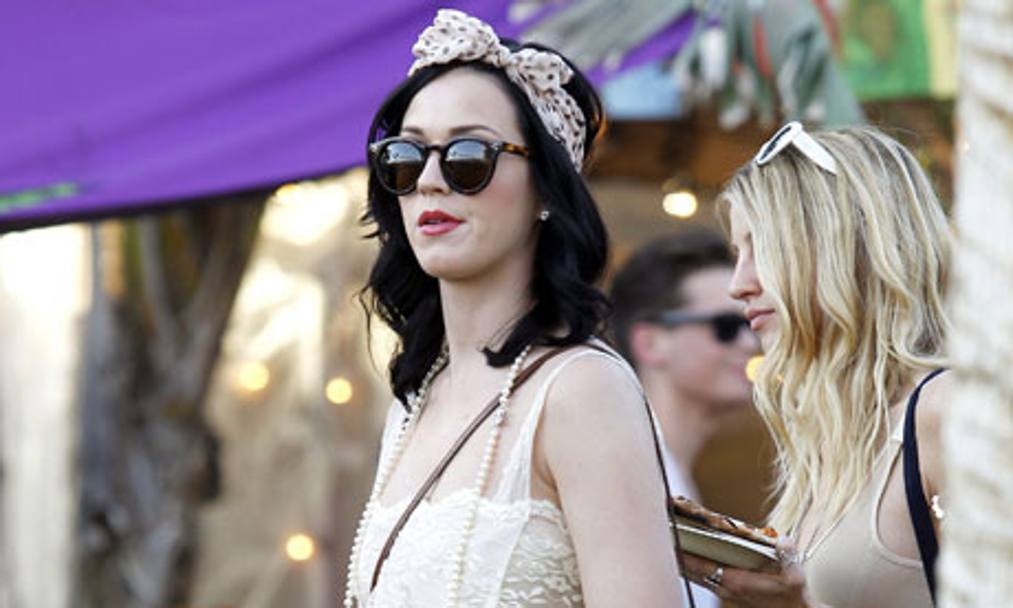 La pop star americana Katy Perry al Coachella  Festival con un look decisamente vintage